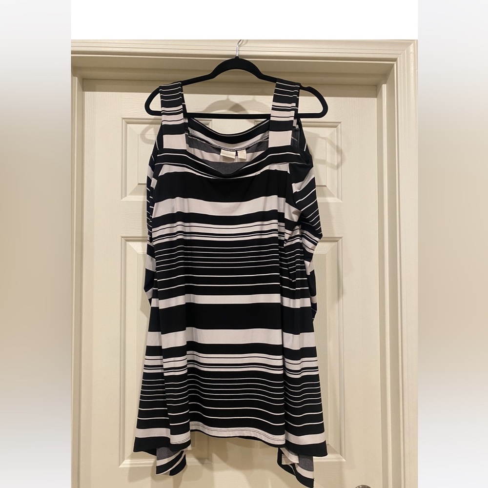 Chicos cold shoulder shark bite top in black and off white, Chicos Sz 3